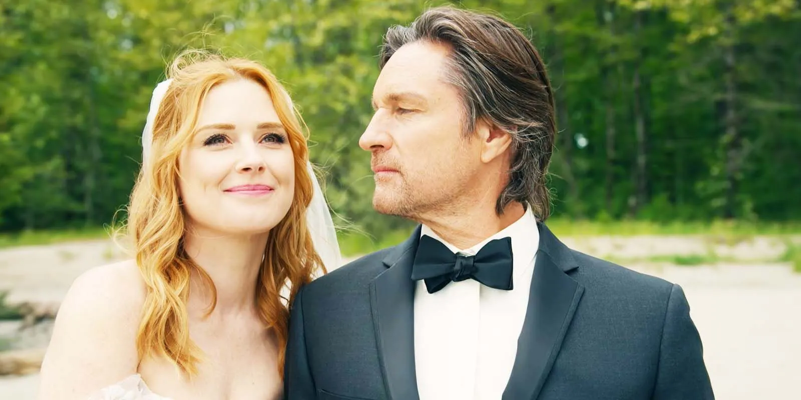 Alexandra Breckenridge als Mel und Martin Henderson als Jack