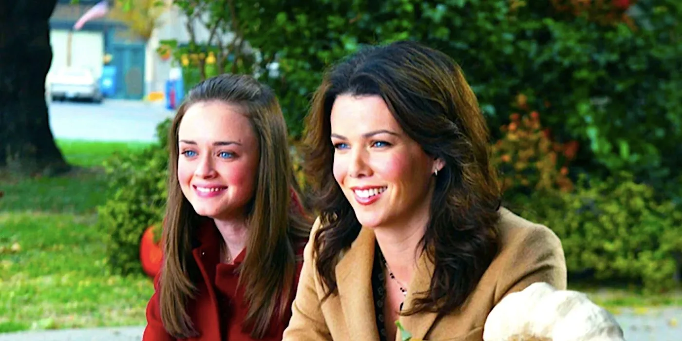 Alexis Bledels Rory und Lauren Grahams Lorelai lächeln an einem Picknicktisch in der dritten Staffel von Gilmore Girls