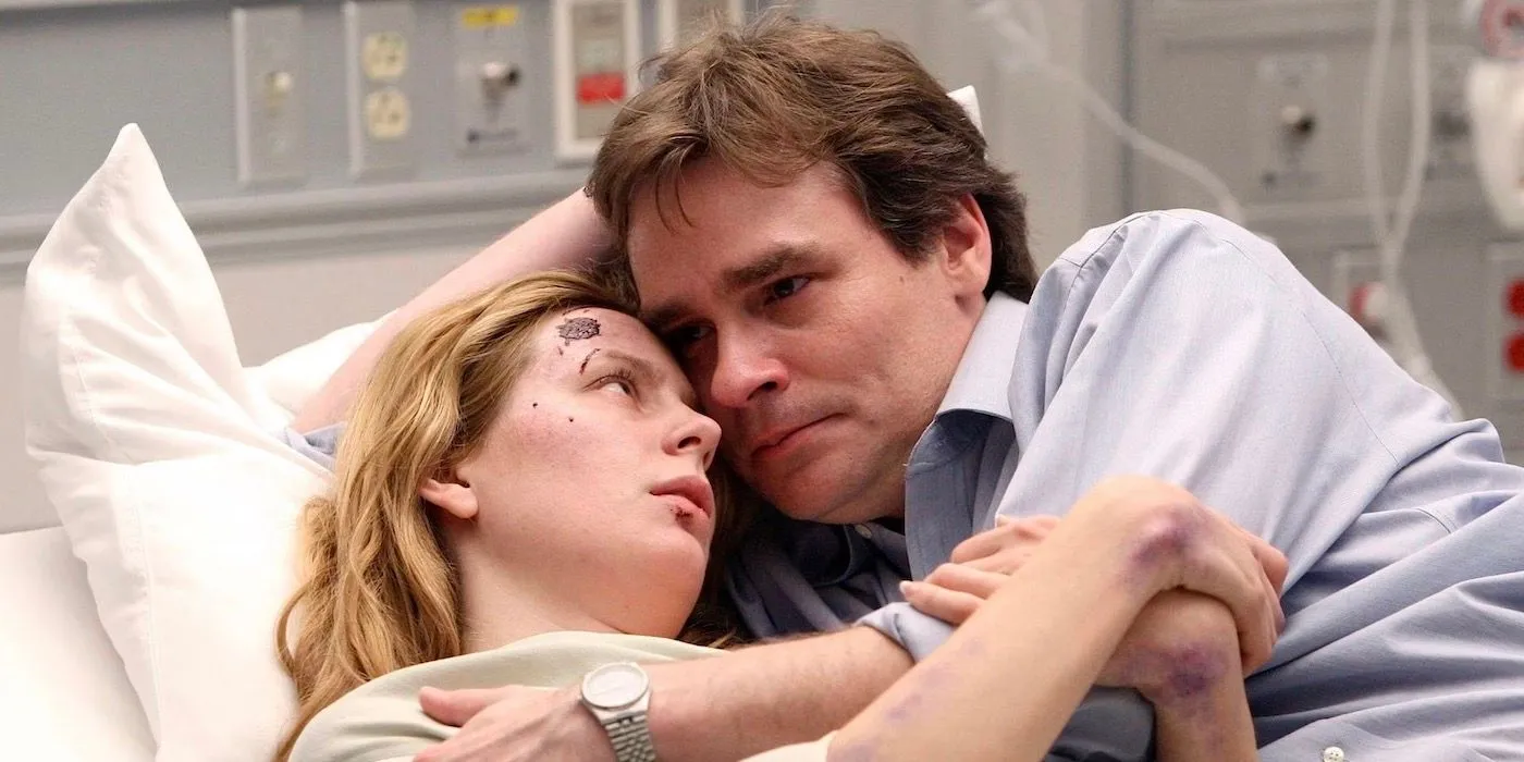 Robert Sean Leonard dans le rôle de Wilson tenant Anne Dudek dans le rôle d'Amber dans le lit d'hôpital dans la saison 4 de House.