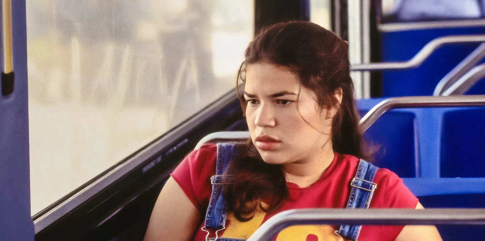 America Ferrera sitzt in einem Bus und schaut aus dem Fenster in „Real Women Have Curves“