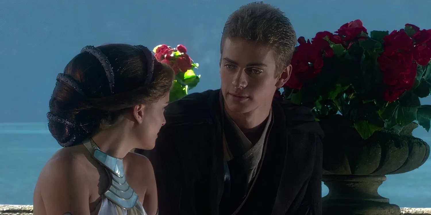 Anakin patrzy na Padme, gdy stoją razem na Naboo