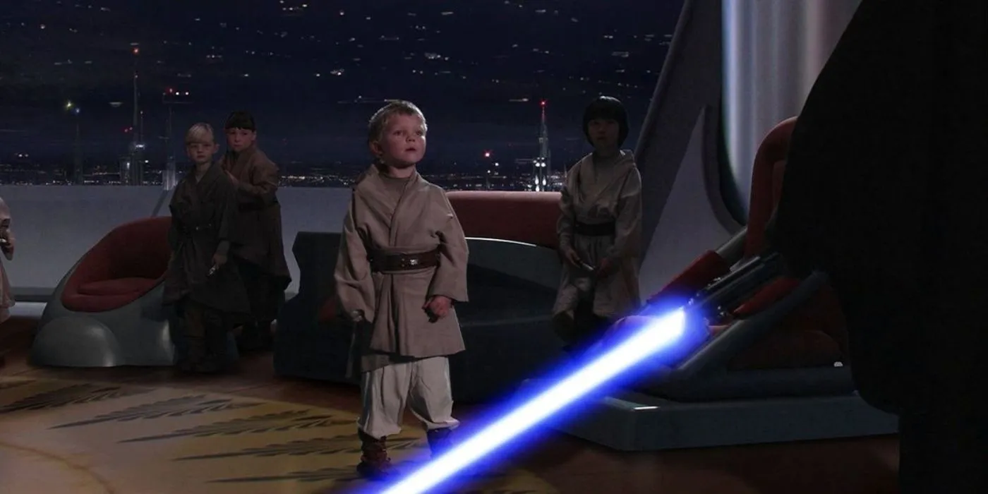 Anakin Skywalker acendendo seu sabre de luz em uma sala cheia de jovens em Star Wars: Episódio III - A Vingança dos Sith.