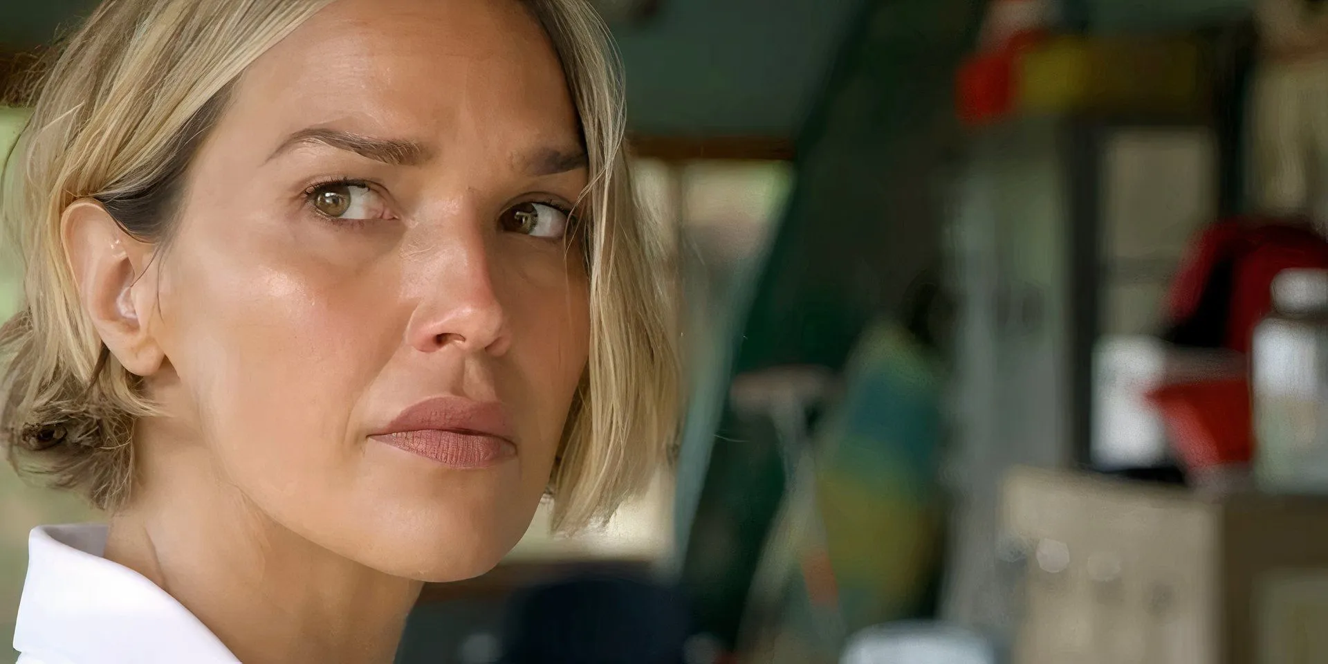 Arielle Kebbel jako Em w filmie Rescue: Hi-Surf