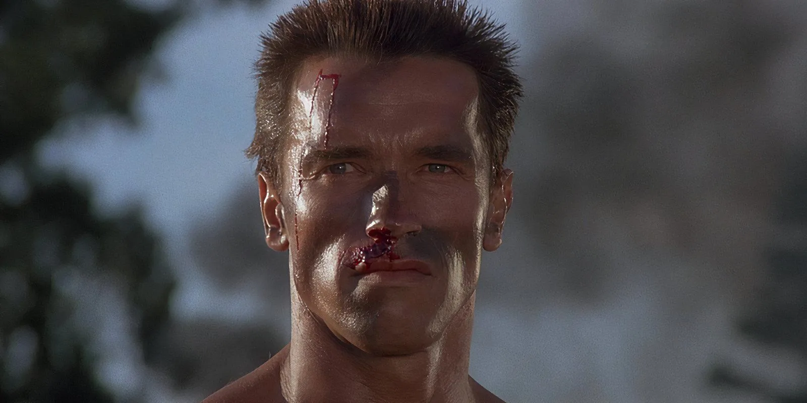 Arnold Schwarzenegger blickt mit blutiger Nase als Matrix in „Das Kommando“ nach vorne