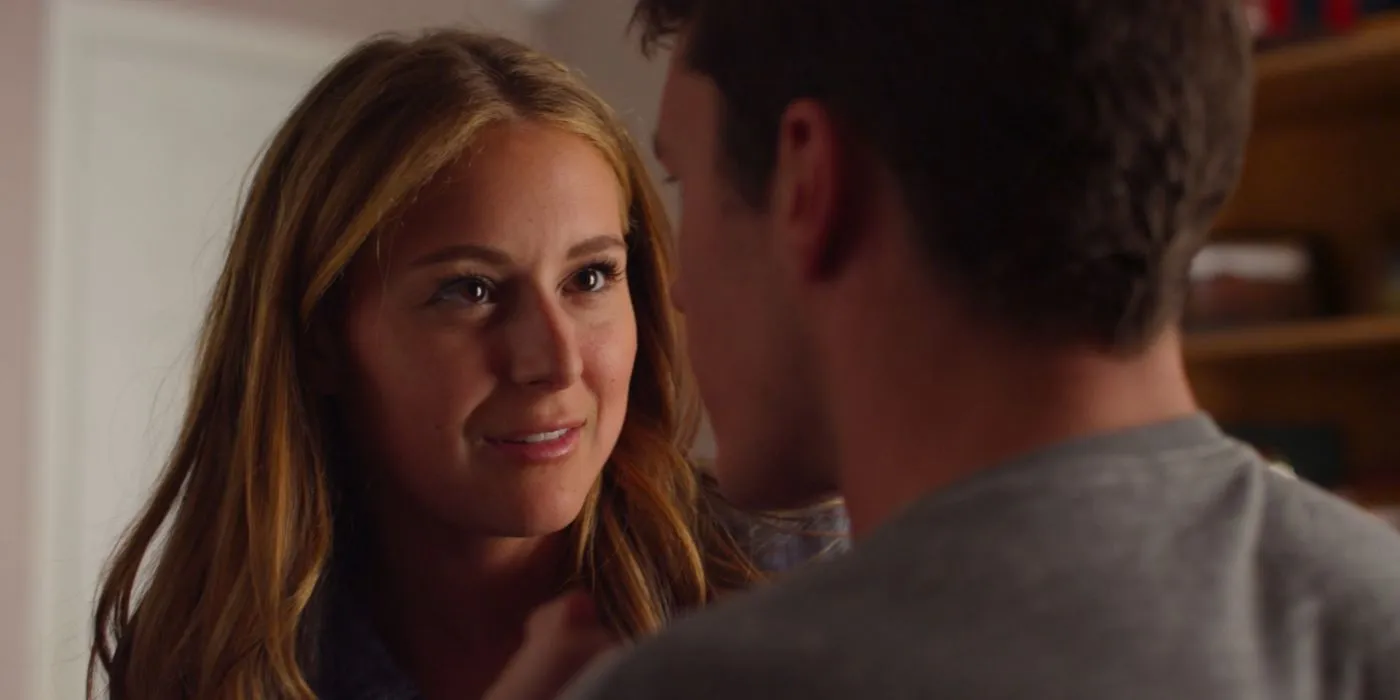 Ashley (Alexa Vega) sorrindo para Travis Freeman (Mark Hapka) em 23 Blast.