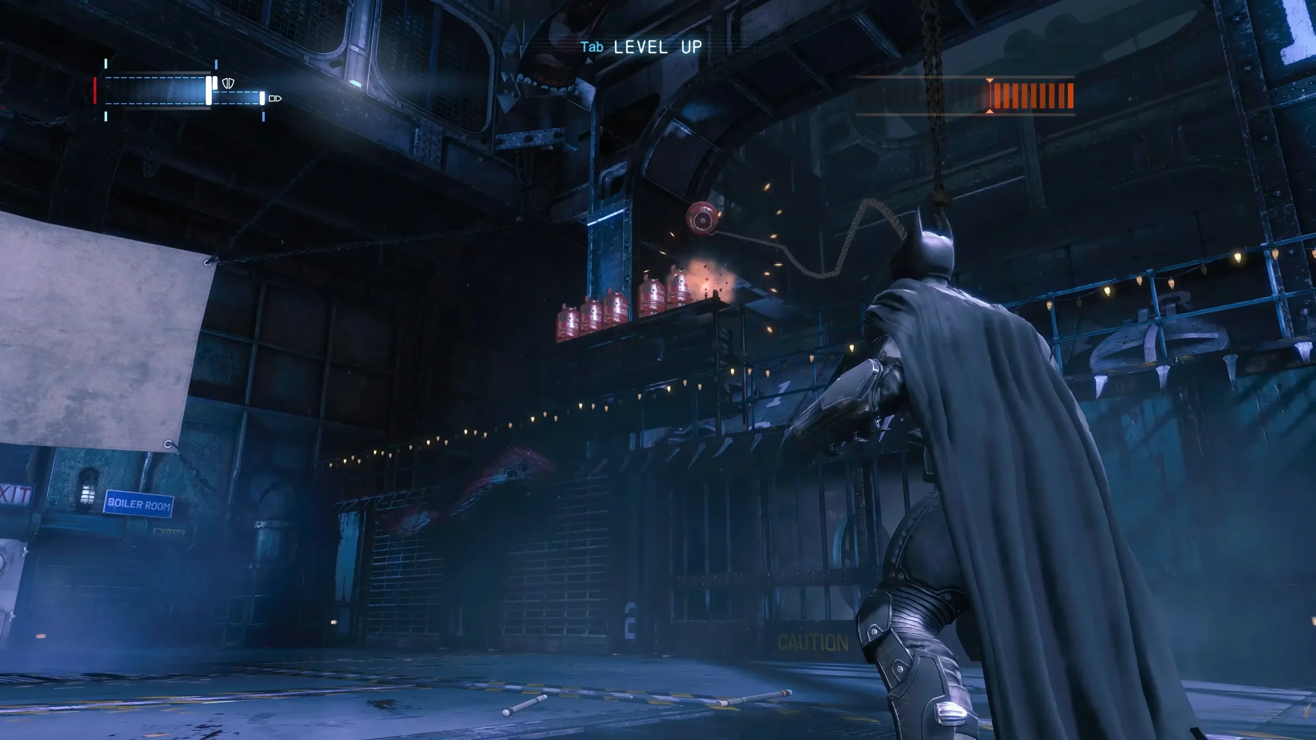 Batman przywiązany do wybuchowego cylindra w Batman Arkham Origins