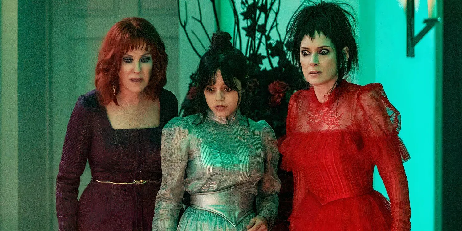 Delia, Astrid e Lydia guardano il terreno in Beetlejuice 2