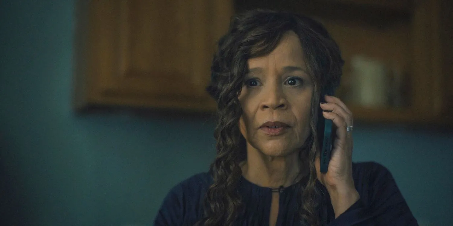 Denise (Rosie Perez) parla al telefono di Noah in Before