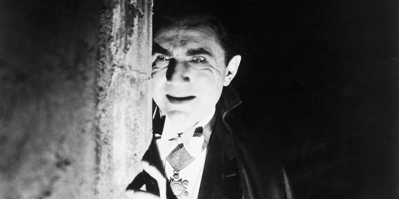 Bela Lugosi nei panni di Dracula che sbircia dietro un muro