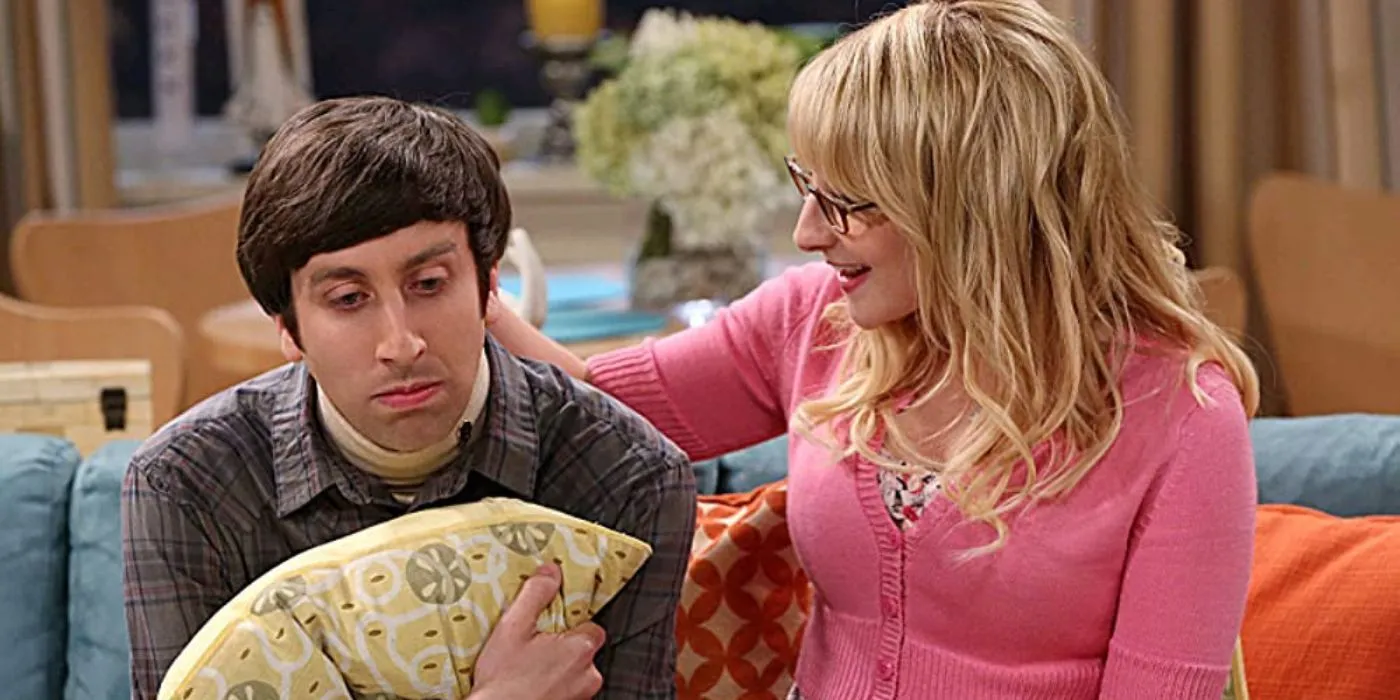 Bernadette tröstet Howard auf einem Sofa in The Big Bang Theory