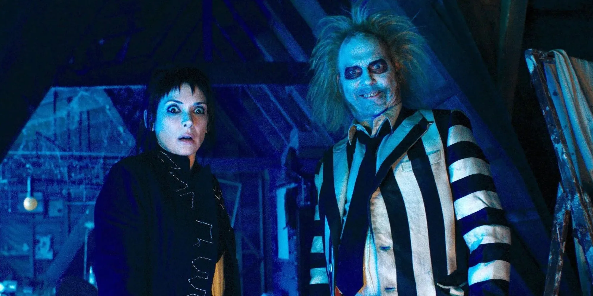 Bételgeuse et Lydia regardant la caméra dans Beetlejuice Beetlejuice