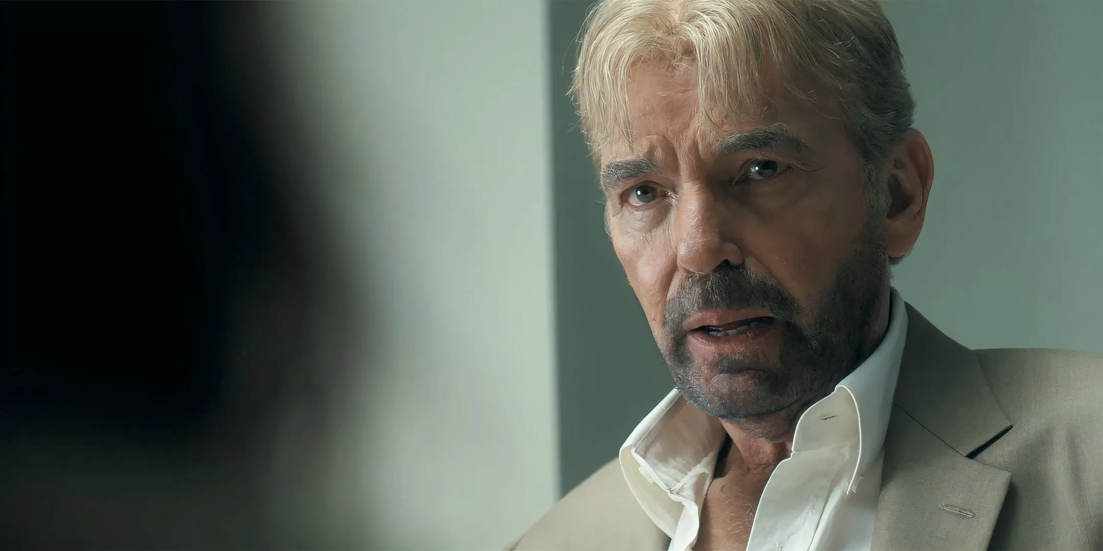 Billy Bob Thornton als Tommy, der in der sechsten Folge von Landman besorgt auf Paulina Chávez‘ Ariana im Krankenhaus blickt