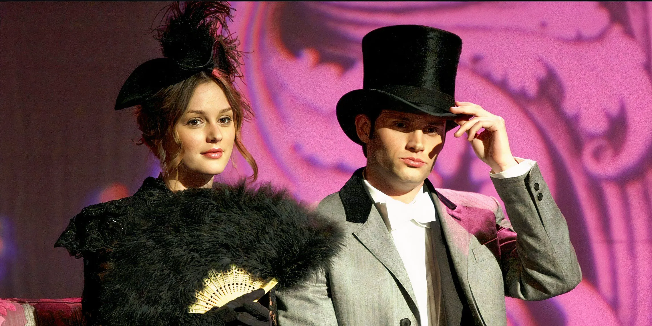 Blair e Dan sul palco in costumi d'epoca