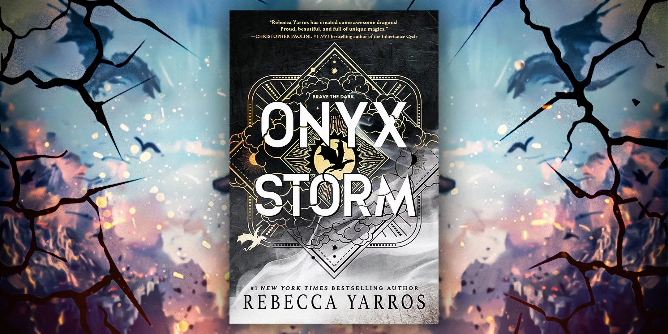 Buchcover „Onyx Storm“ von Rebecca Yarros mit einem Hintergrund in Form eines zerbrochenen Glases