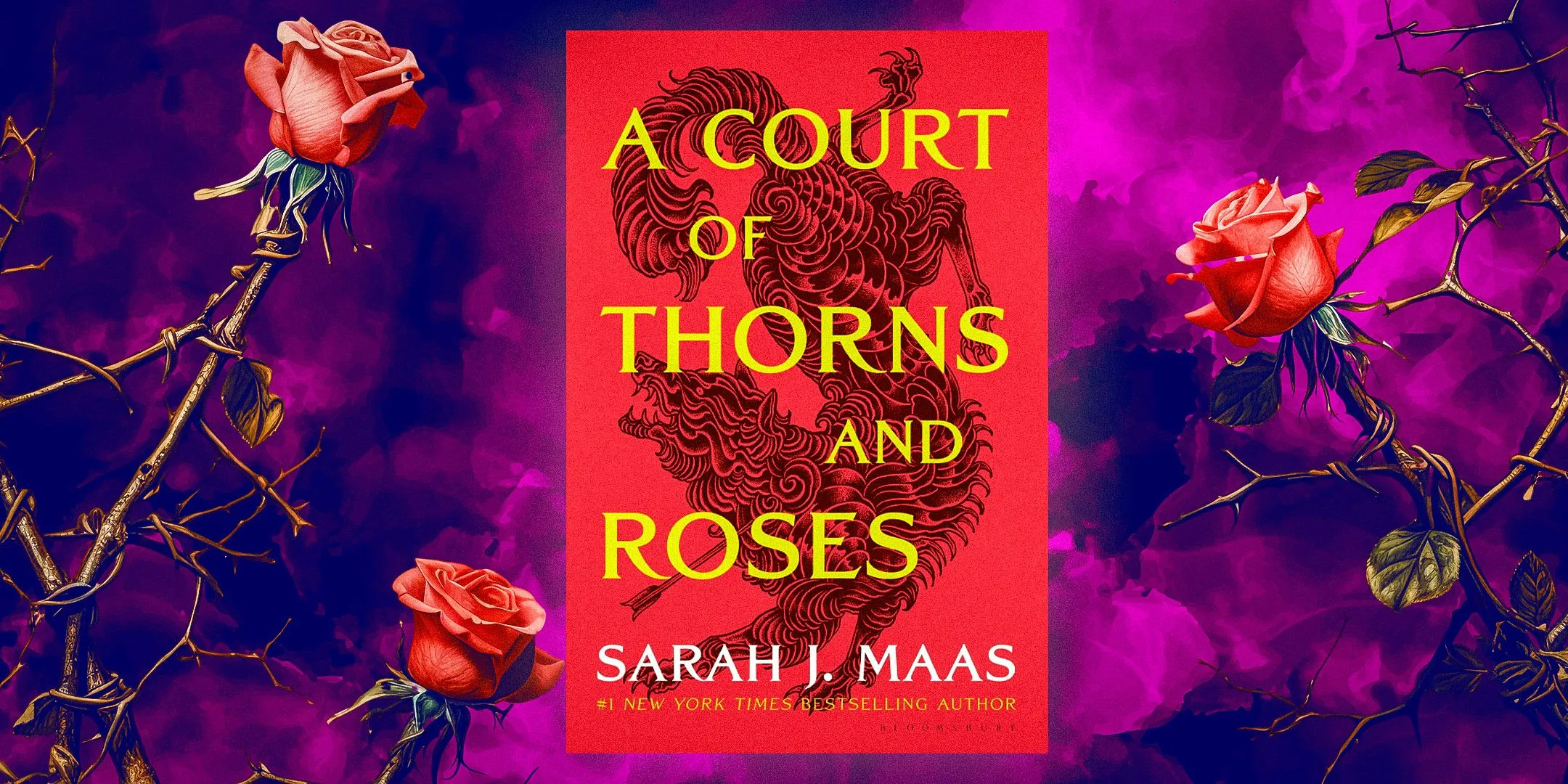 La couverture de A Court of Thorns & Roses de Sarah J. Maas avec des nuages ​​violets et des roses en arrière-plan