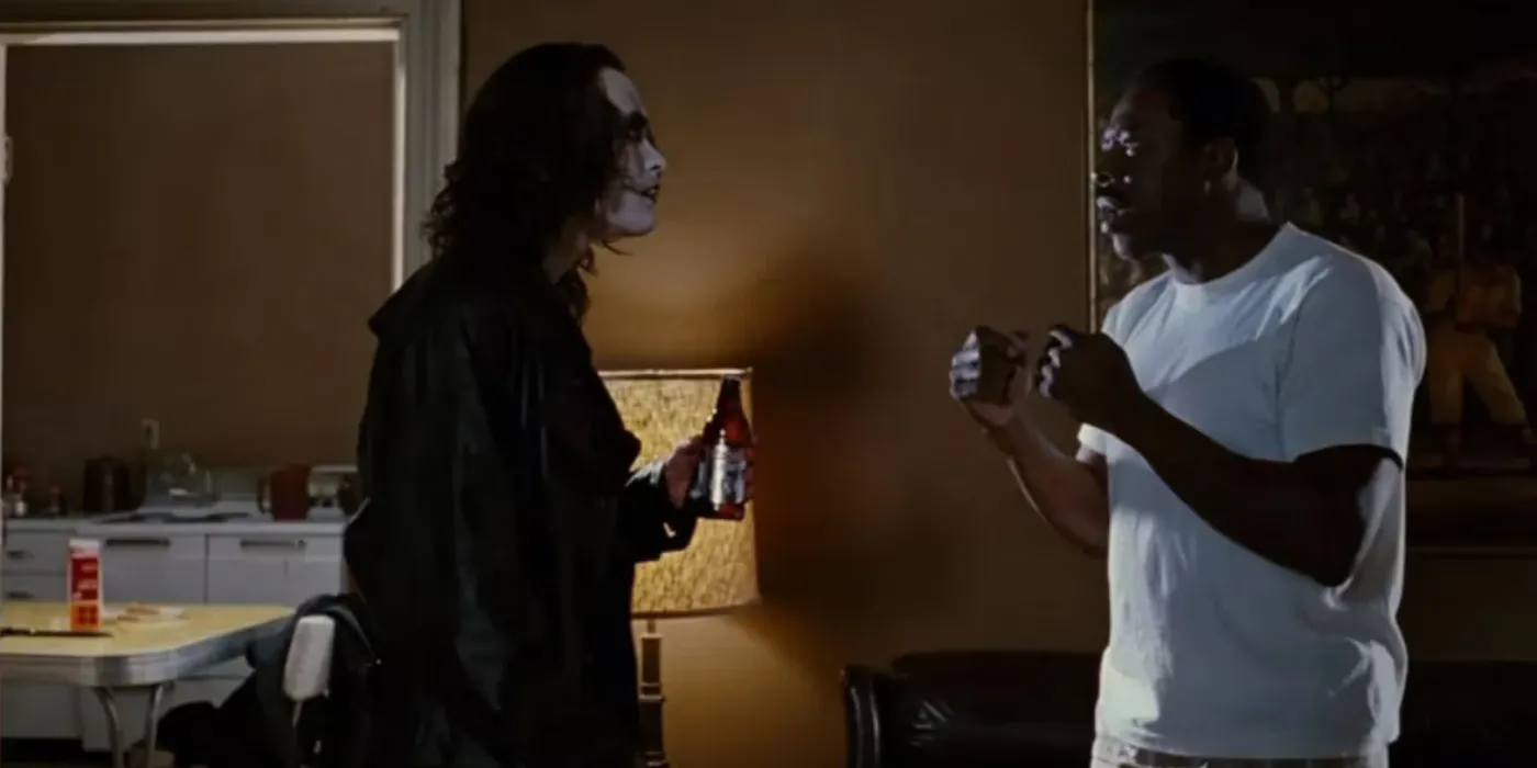 Brandon Lee como Eric The Crow conversando com Ernie Hudson Sgt Albrecht em The Crow 1994