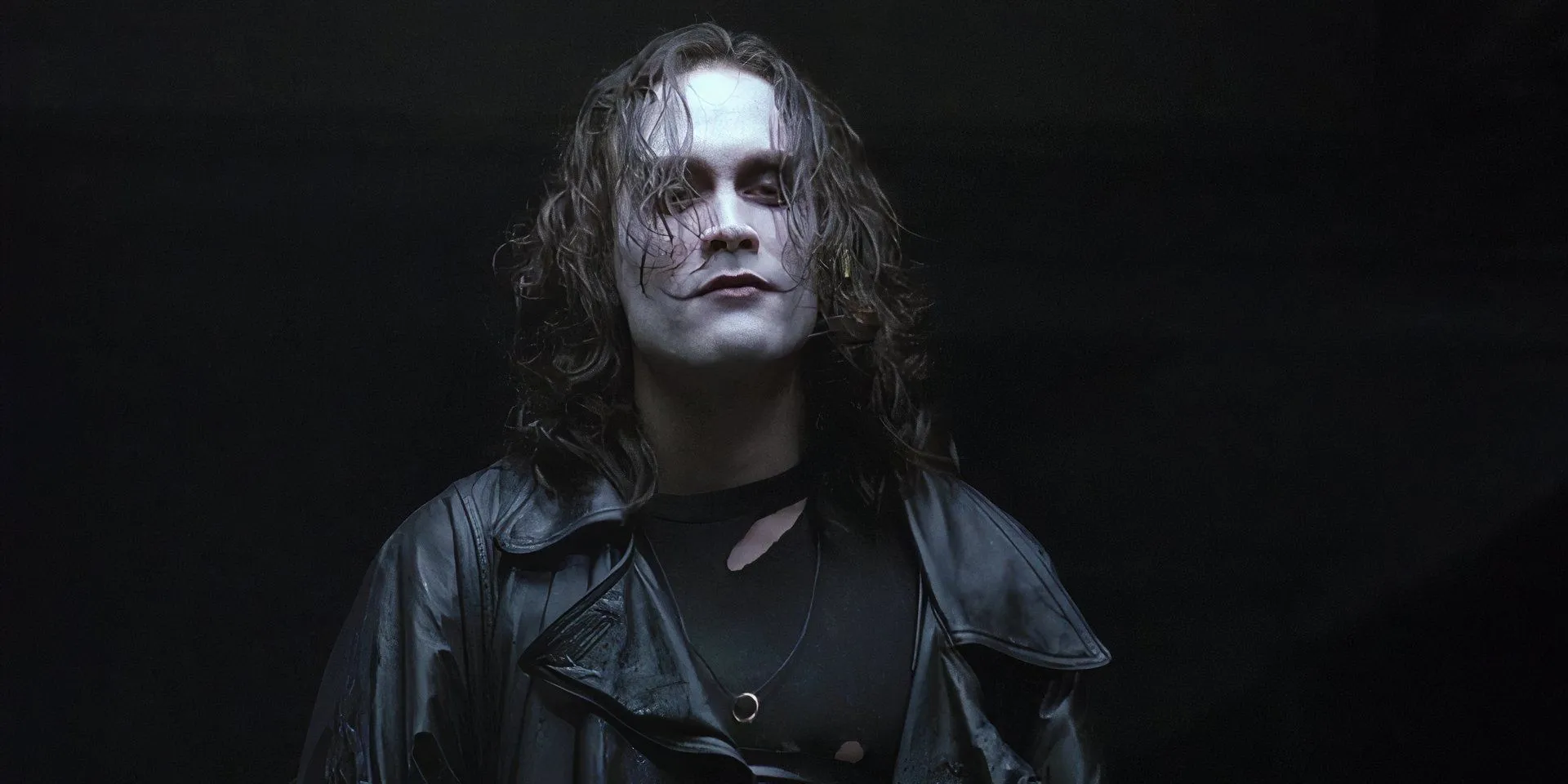 Brandon Lee sorride in modo inquietante in Il Corvo 1994