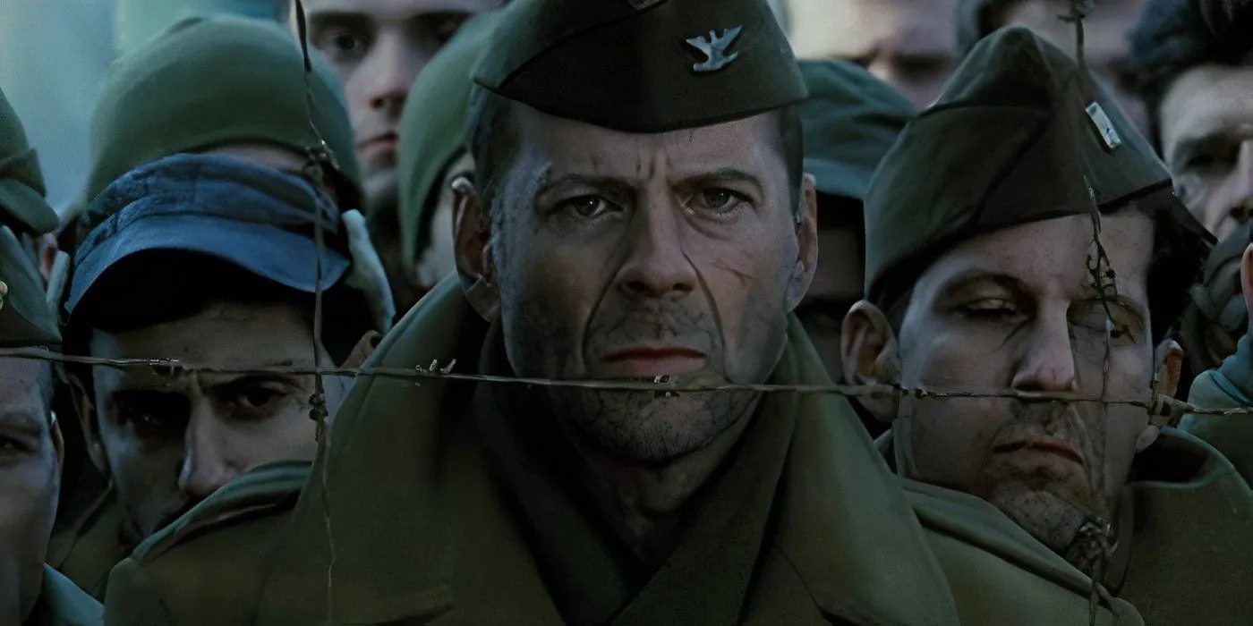 Bruce Willis a l'air sombre à travers les barbelés dans Hart's War