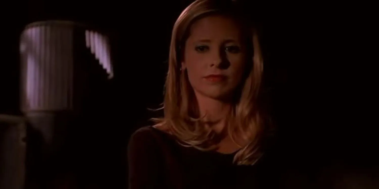 Buffy steht im Intro der 7. Staffel von Buffy – Im Bann der Dämonen vor den neuen Jägerinnen.