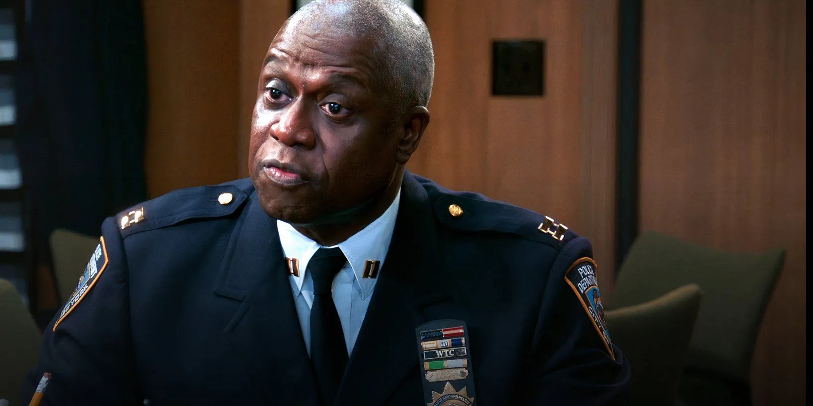 Le capitaine Holt a l'air sérieux dans Brooklyn Nine-Nine Blue Flu