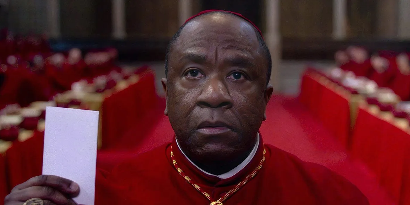 Le cardinal Adeyemi tient un bulletin de vote au conclave