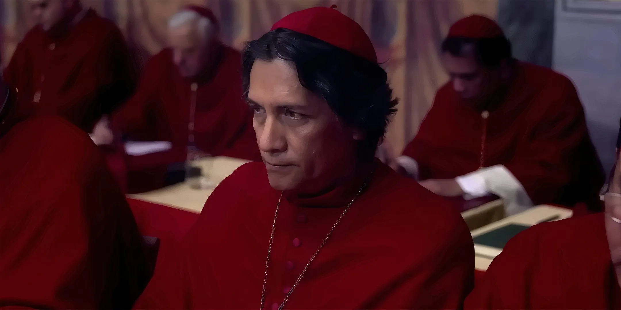 Carlos Diehz représentant le cardinal Vincent Benitez avec une expression sérieuse au Conclave