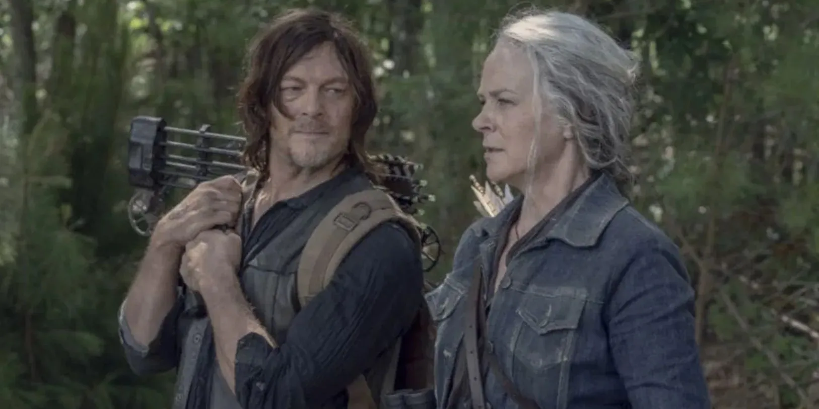 Carol et Daryl se promènent dans les bois dans The Walking Dead