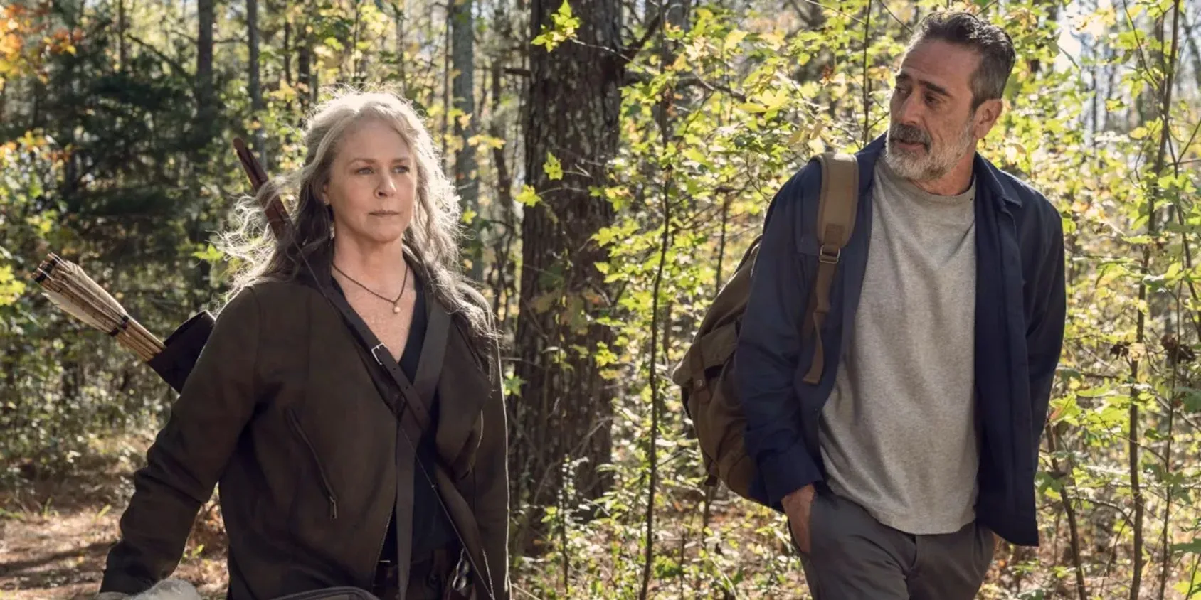 Carol et Negan se promènent dans les bois dans The Walking Dead