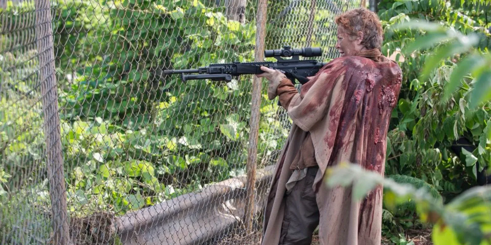 Carol (Melissa McBride) en Terminus apuntando con un arma en The Walking Dead