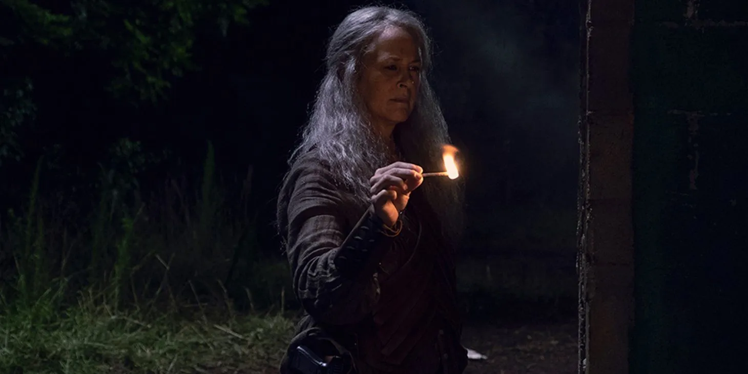 Carol tenant une allumette allumée dans The Walking Dead