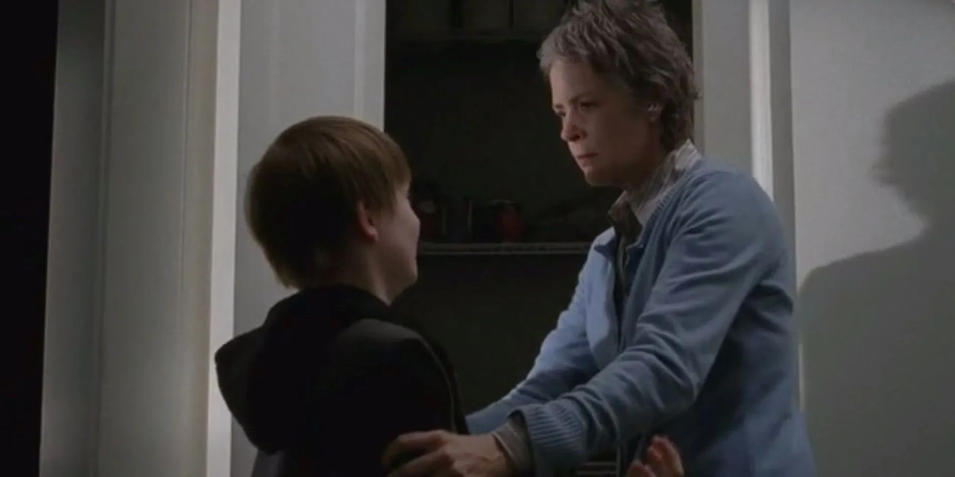 Carol menace Sam dans The Walking Dead