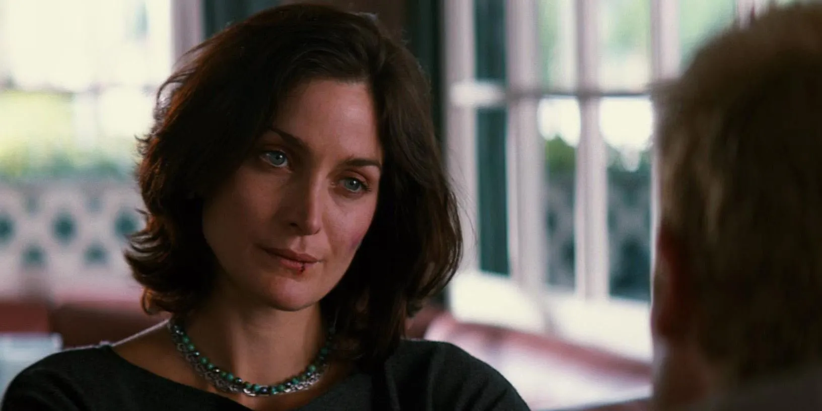 Carrie-Anne Moss como Natalie em Amnésia