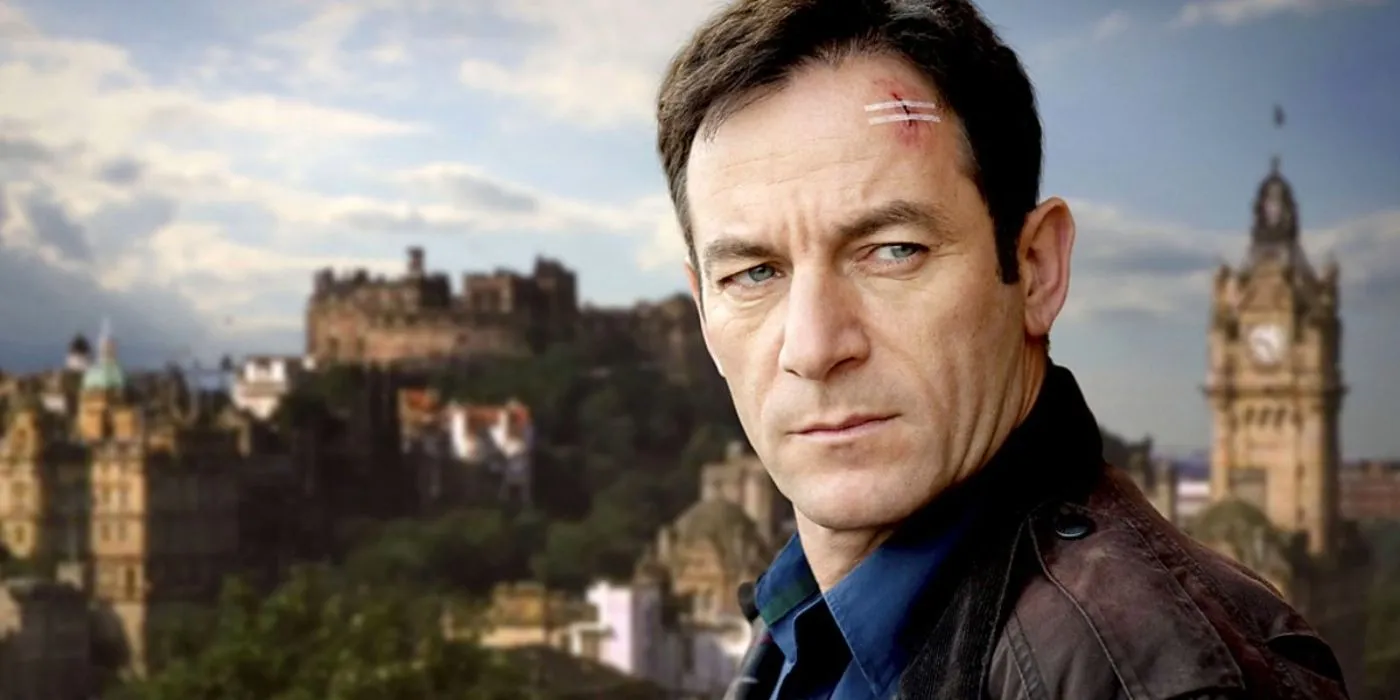 Jason Isaacs se encuentra frente a un pueblo inglés en Case Histories.