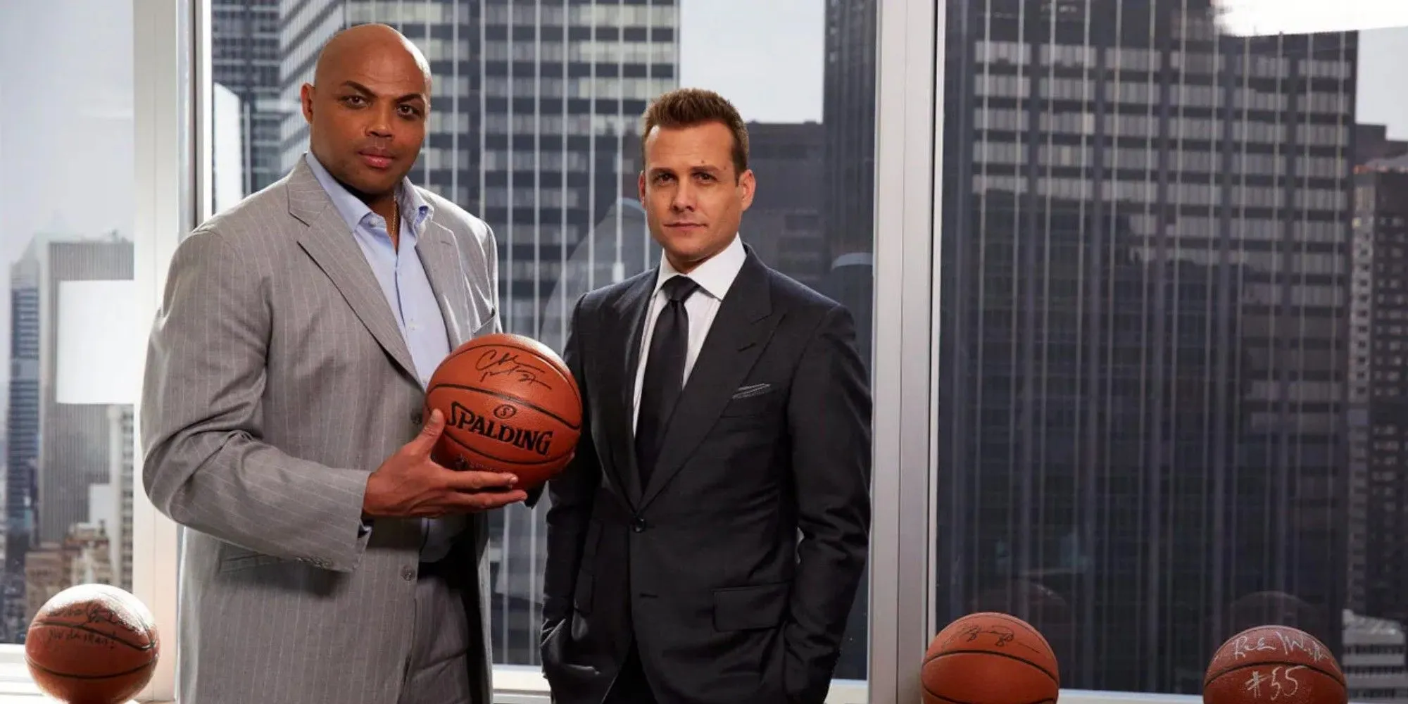 Charles Barkley posa com uma bola de basquete ao lado de Gabriel Macht em Suits