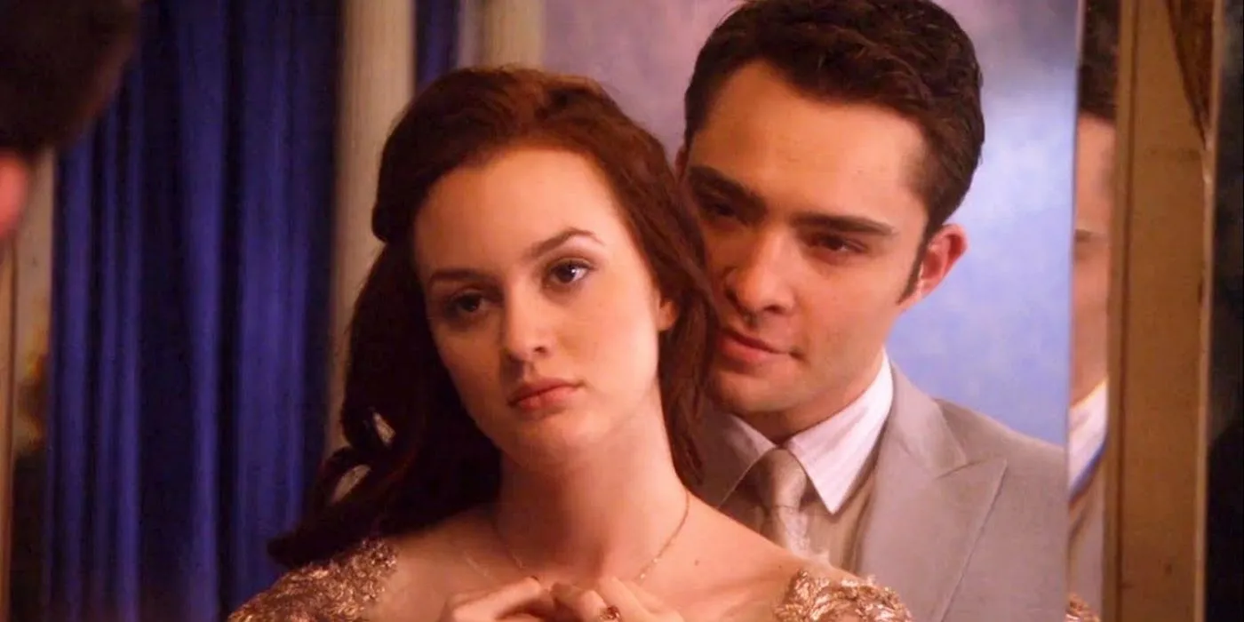 Chuck è in piedi dietro Blair davanti allo specchio in Gossip Girl