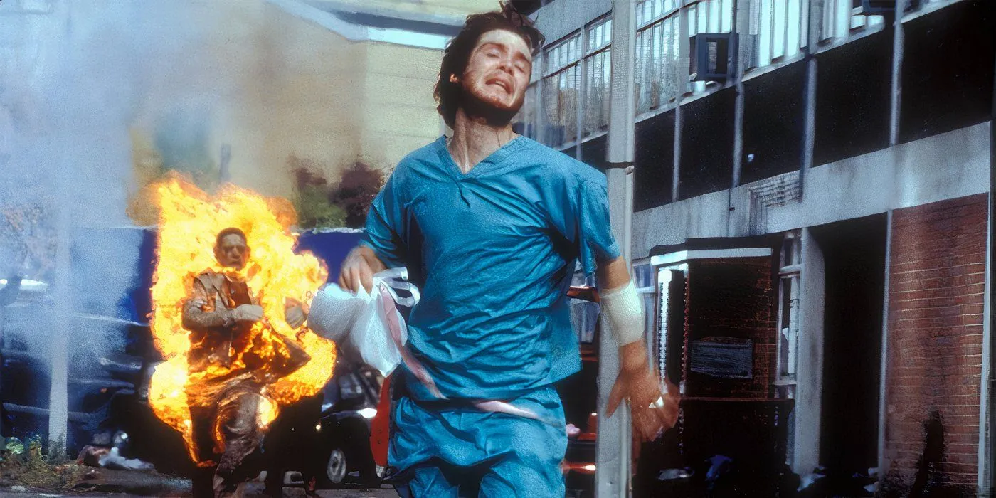 Cillian Murphy flieht in „28 Days Later“ vor einem Zombie.