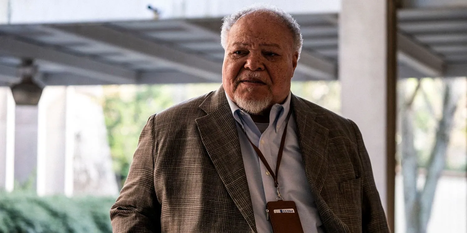 Stephen McKinley Henderson como Sammy con una credencial de prensa alrededor de su cuello en Civil War