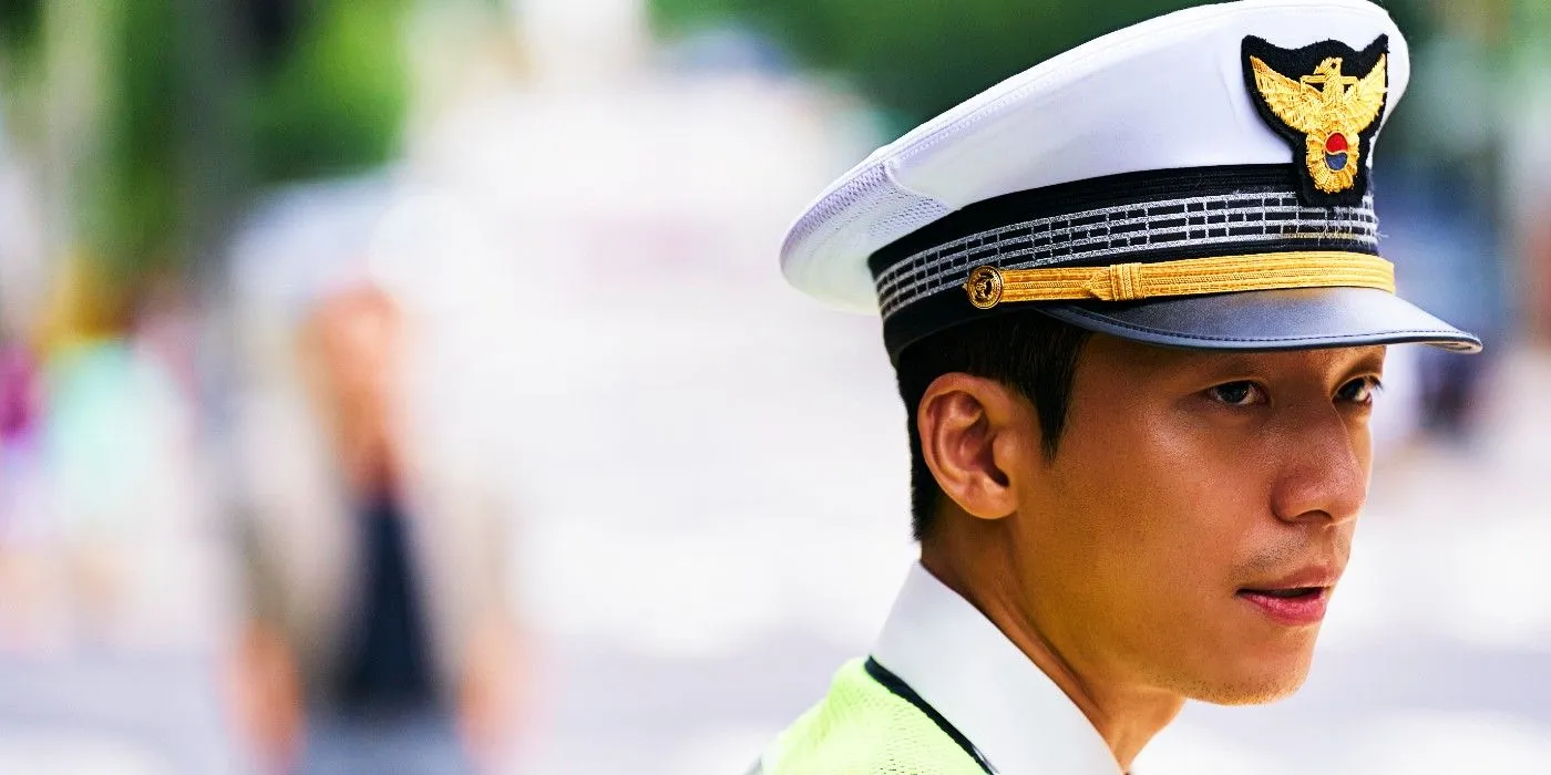 Jun-ho con uniforme de policía