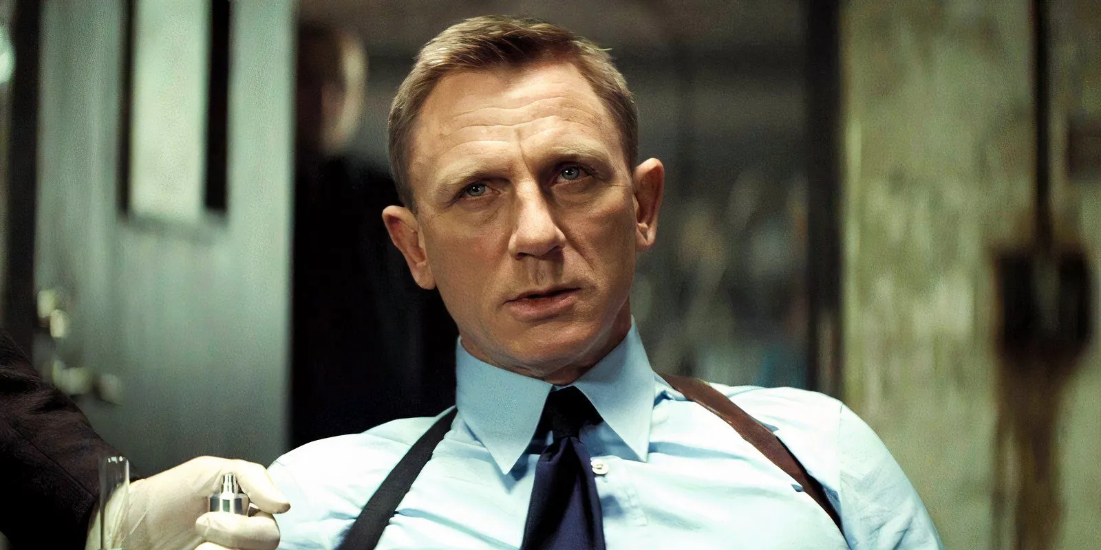 James Bond parece irritado em Spectre