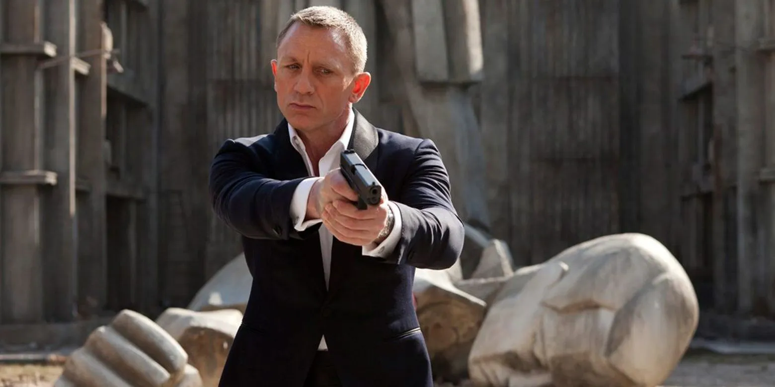 Bond com uma arma em Skyfall