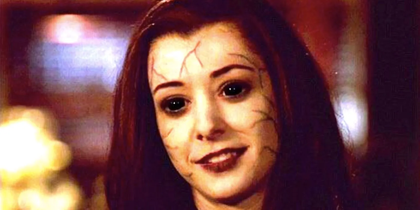 Dark Willow (Alyson Hannigan) sorri assustadoramente em Buffy, a Caça-Vampiros