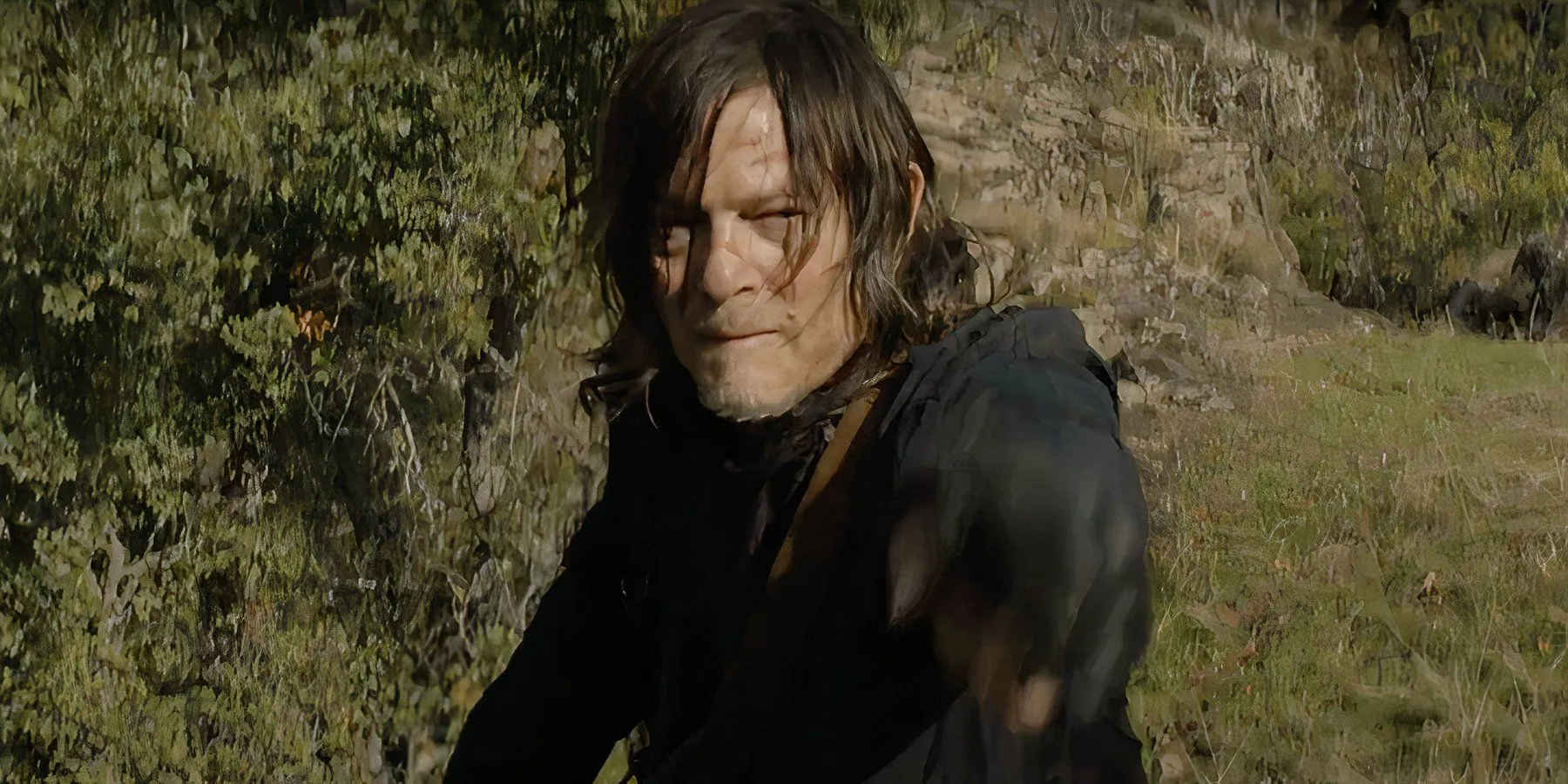 Im Trailer zur dritten Staffel von Daryl Dixon hebt Daryl eine Waffe.