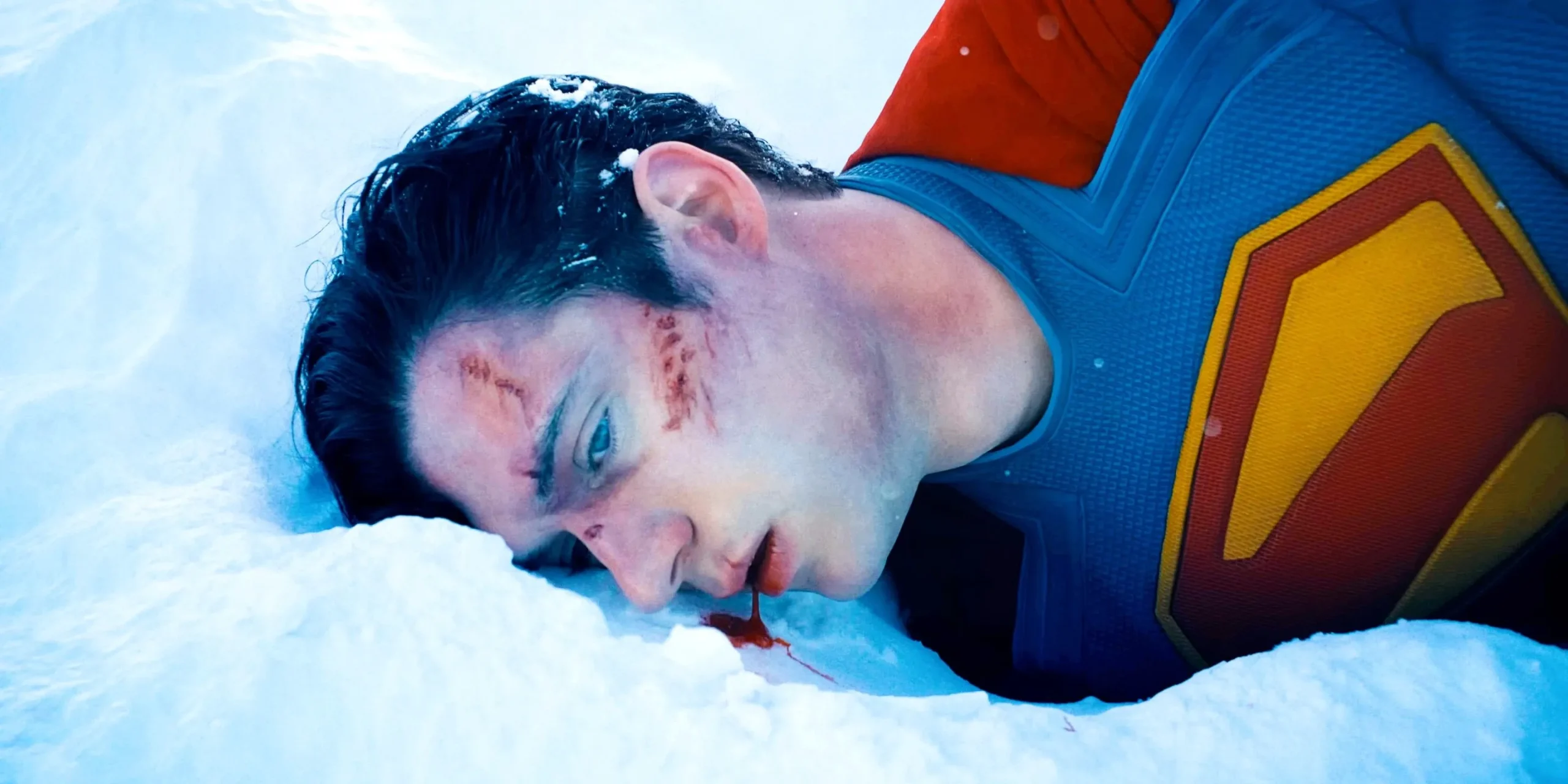 David Corenswet dans le rôle de Superman en costume saignant dans la neige dans le film Superman 2025