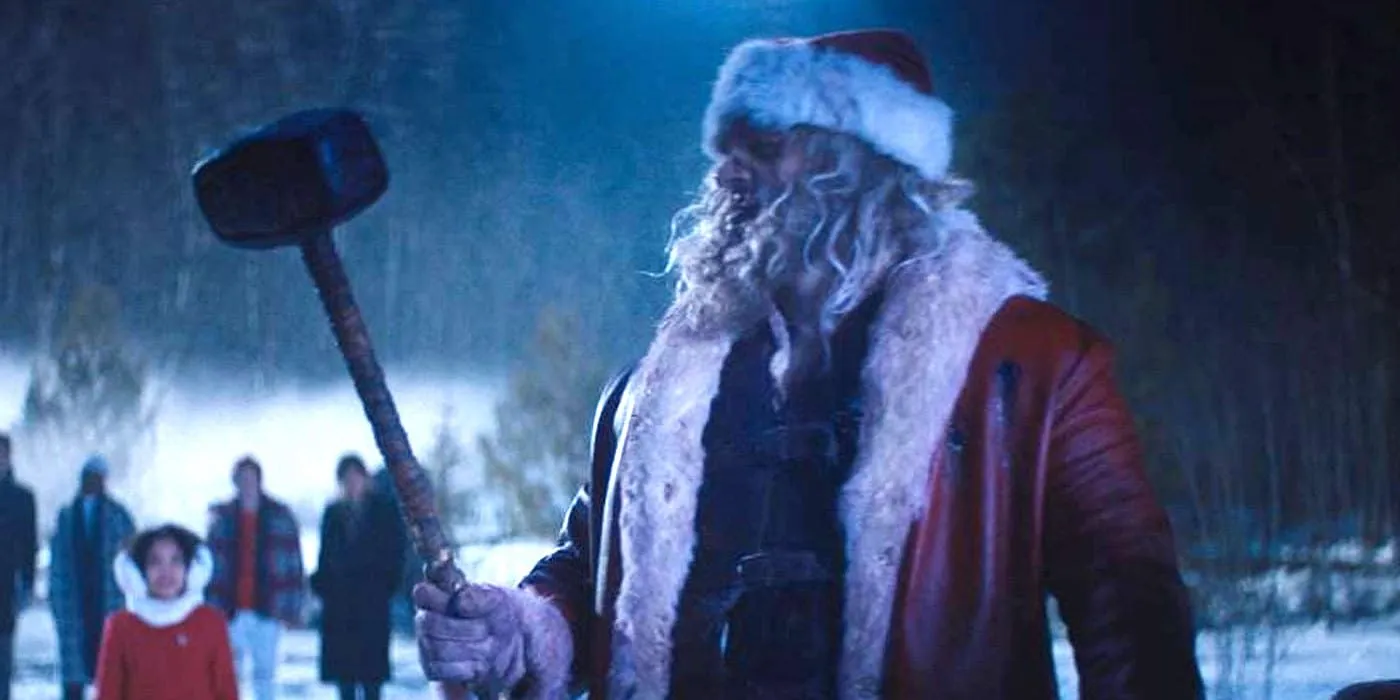 David Harbour dans le rôle du Père Noël avec un marteau