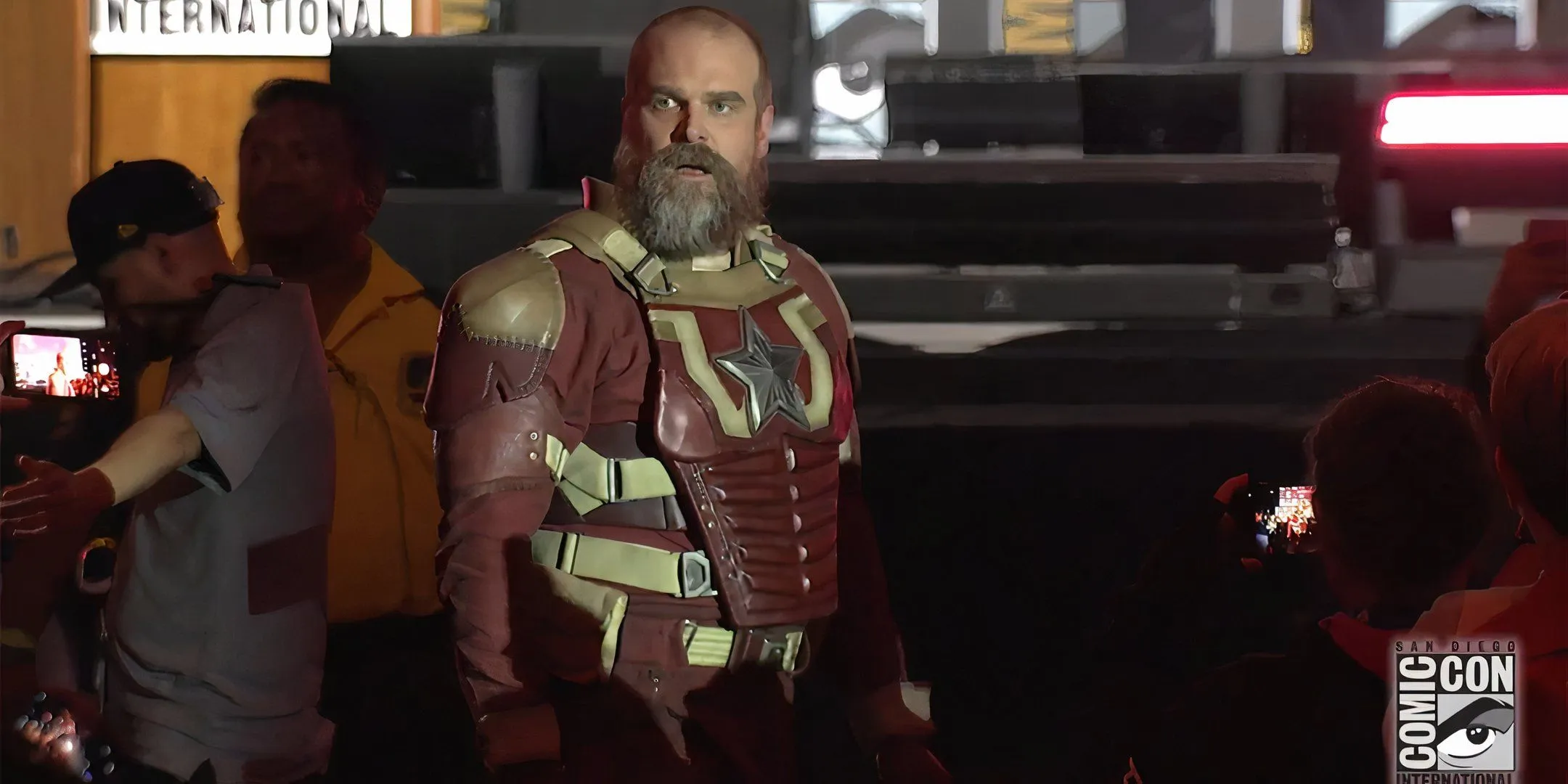 David Harbour como Guardião Vermelho