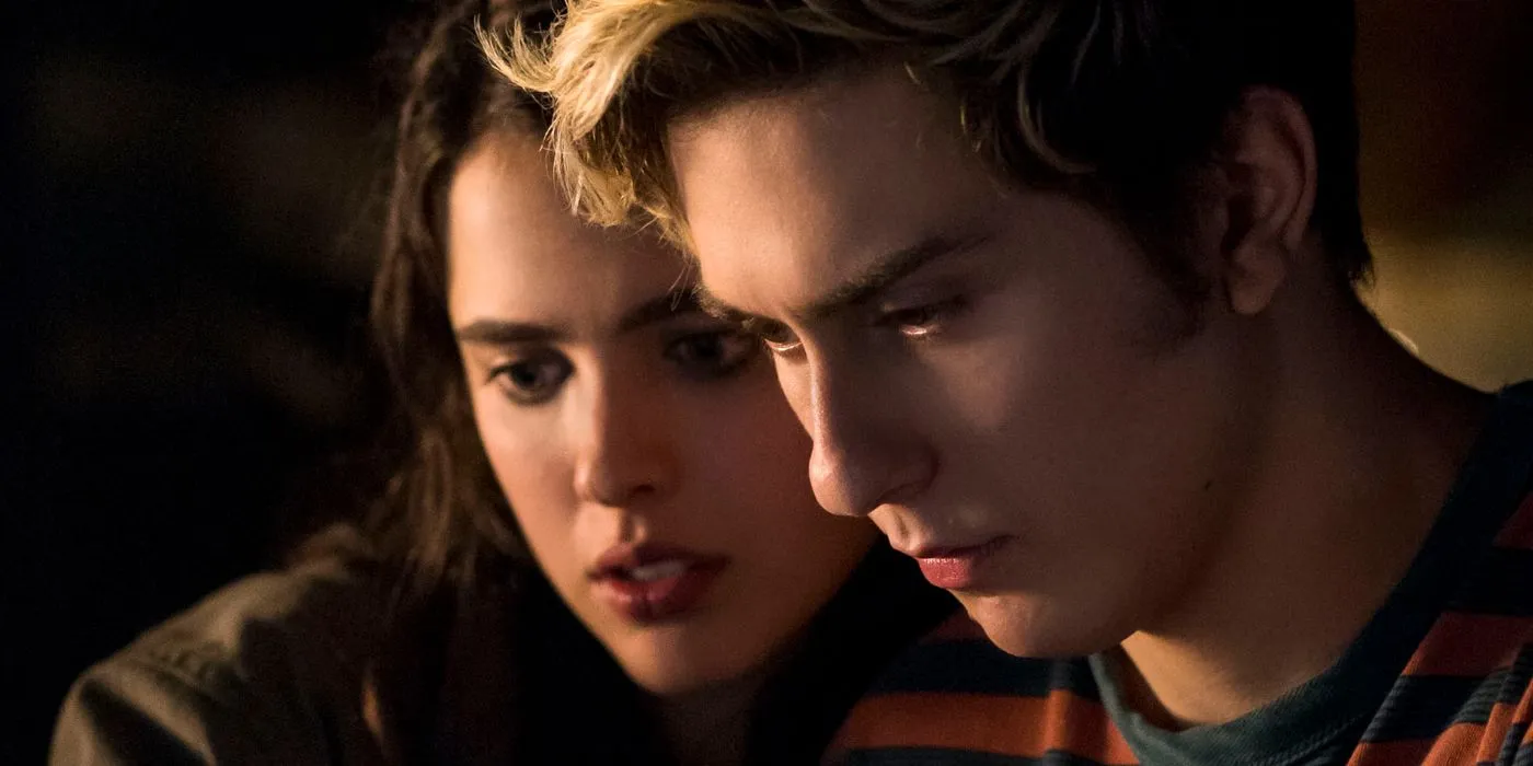 Nat Wolff dans le rôle de Light et Margaret Qualley dans le rôle de Mia Sutton regardant quelque chose dans le film Death Note