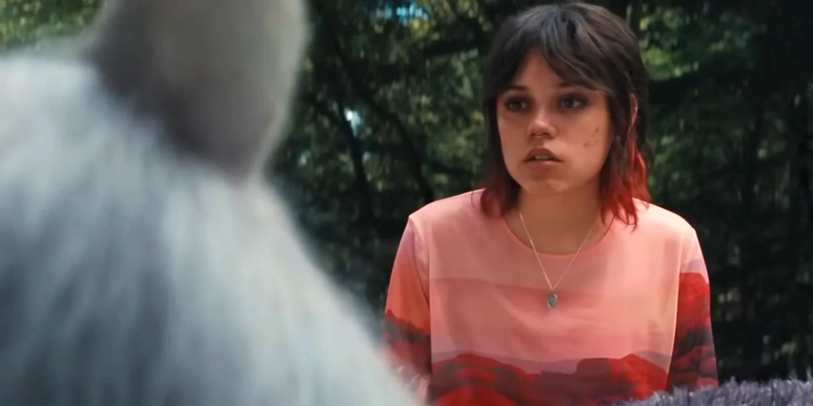 Riley (Jenna Ortega) choquée par une licorne dans La Mort d'une Licorne.