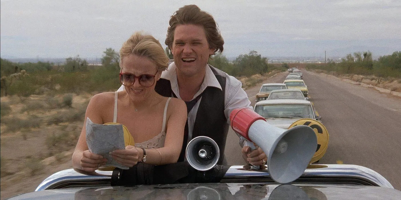 Deborah Harmon e Kurt Russell spuntano dal tettuccio apribile di un'auto in Used Cars.