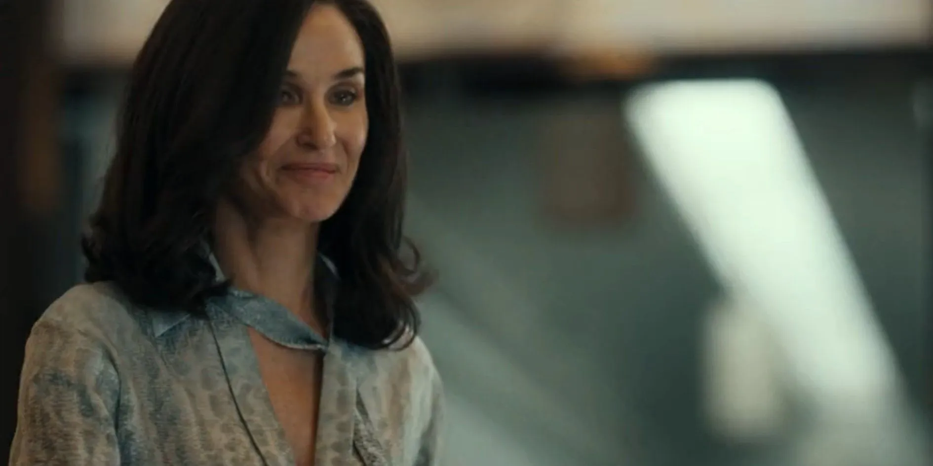 Cami Miller (Demi Moore) sorrindo no episódio 6 de Landman