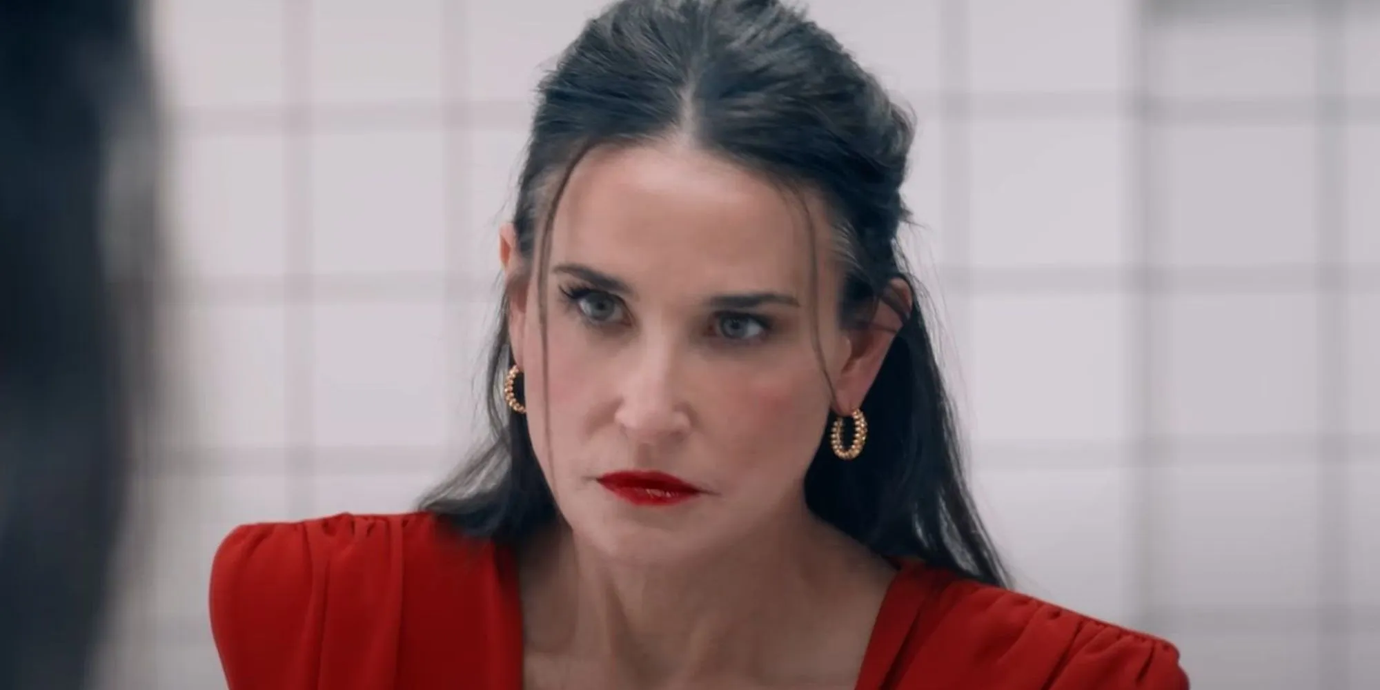 Demi Moore se regardant dans le miroir dans The Substance